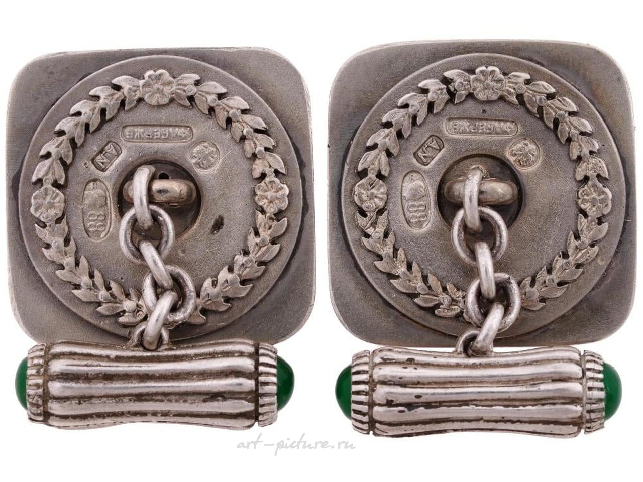 Русское серебро , Серебряные запонки с бульдогами, покрытые золотом и украшенные драгоценными камнями
