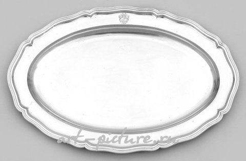 Серебряный сервировочный поднос в стиле немецкого барокко с выгравированным гербом семьи фон Брандис из Нижней Саксонии