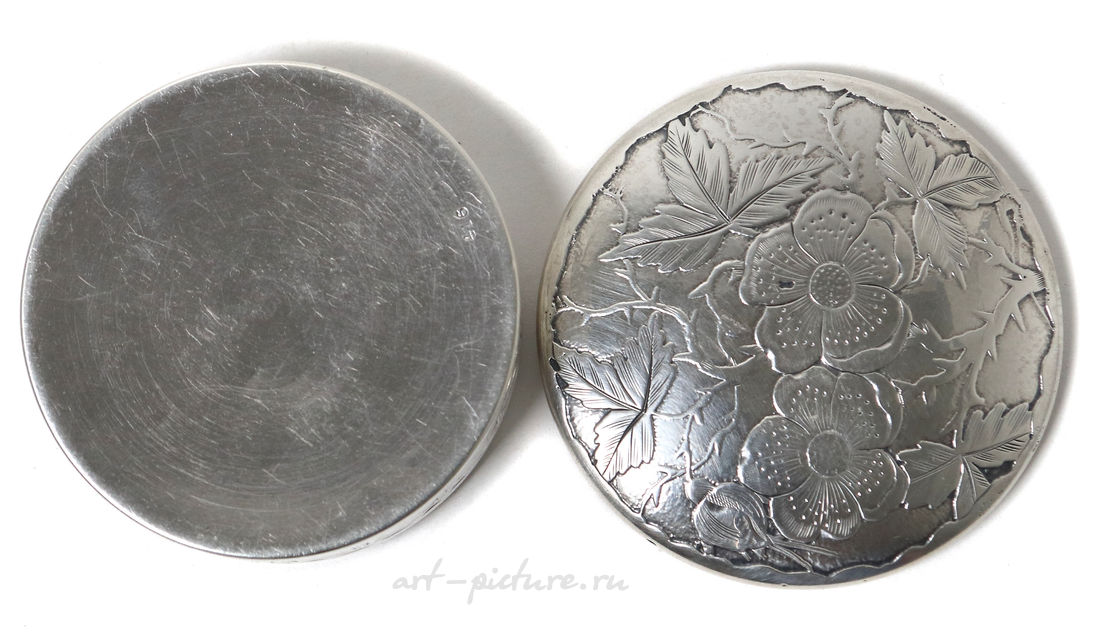 Round box or pillbox, China, 55 g, 925 silver, height 2.5 cm, diameter 6 cm.