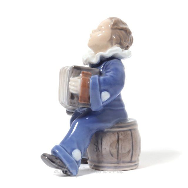 Ребенок с аккордеоном. Дания, г. Копенгаген, Royal Copenhagen