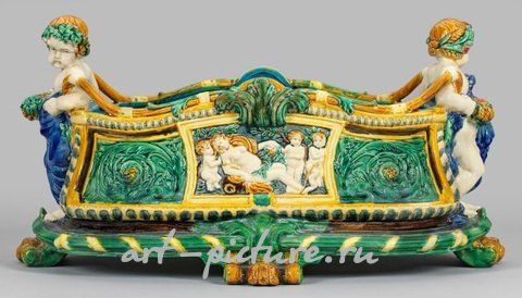 Изысканное цветочное кашпо в стиле историцизма