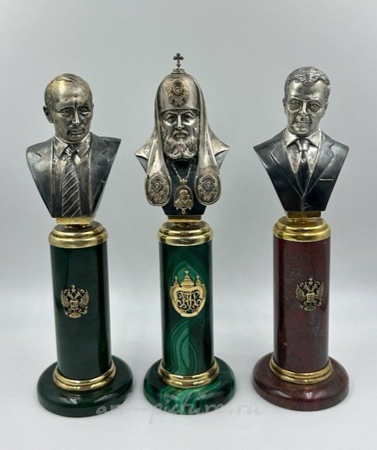 银色的普京V.V.、梅德韦杰夫D.A.、基里尔大主教的胸像在基座上