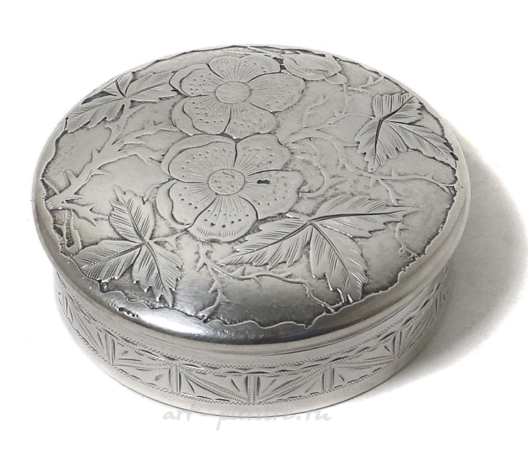 Round box or pillbox, China, 55 g, 925 silver, height 2.5 cm, diameter 6 cm.