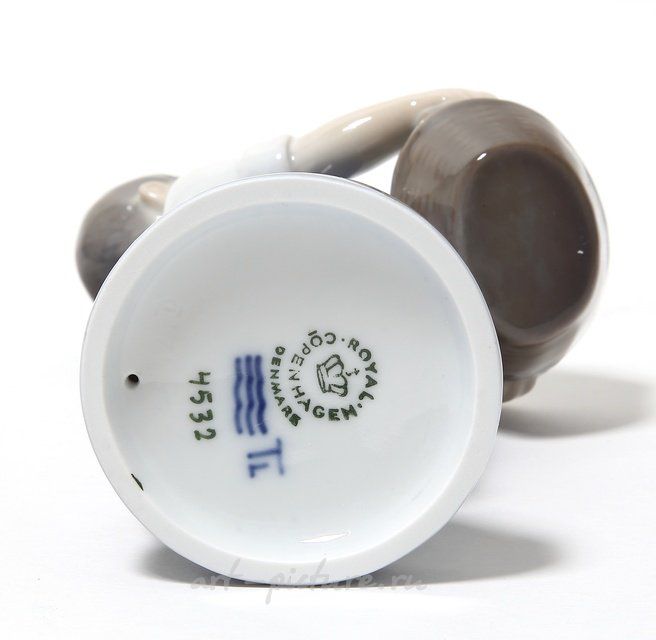 Октябрь - мальчик с яблоками. Дания, г. Копенгаген, Royal Copenhagen