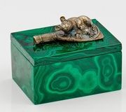 Маленькая малахитовая шкатулка с фигурной ручкой