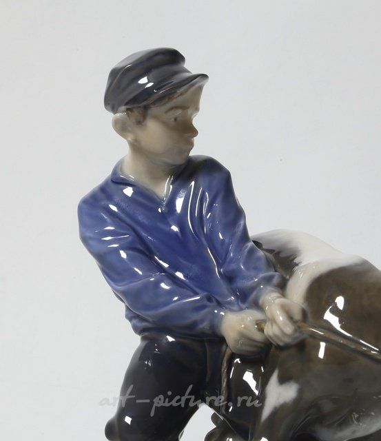 Паренек с теленком. Дания, г. Копенгаген, Royal Copenhagen