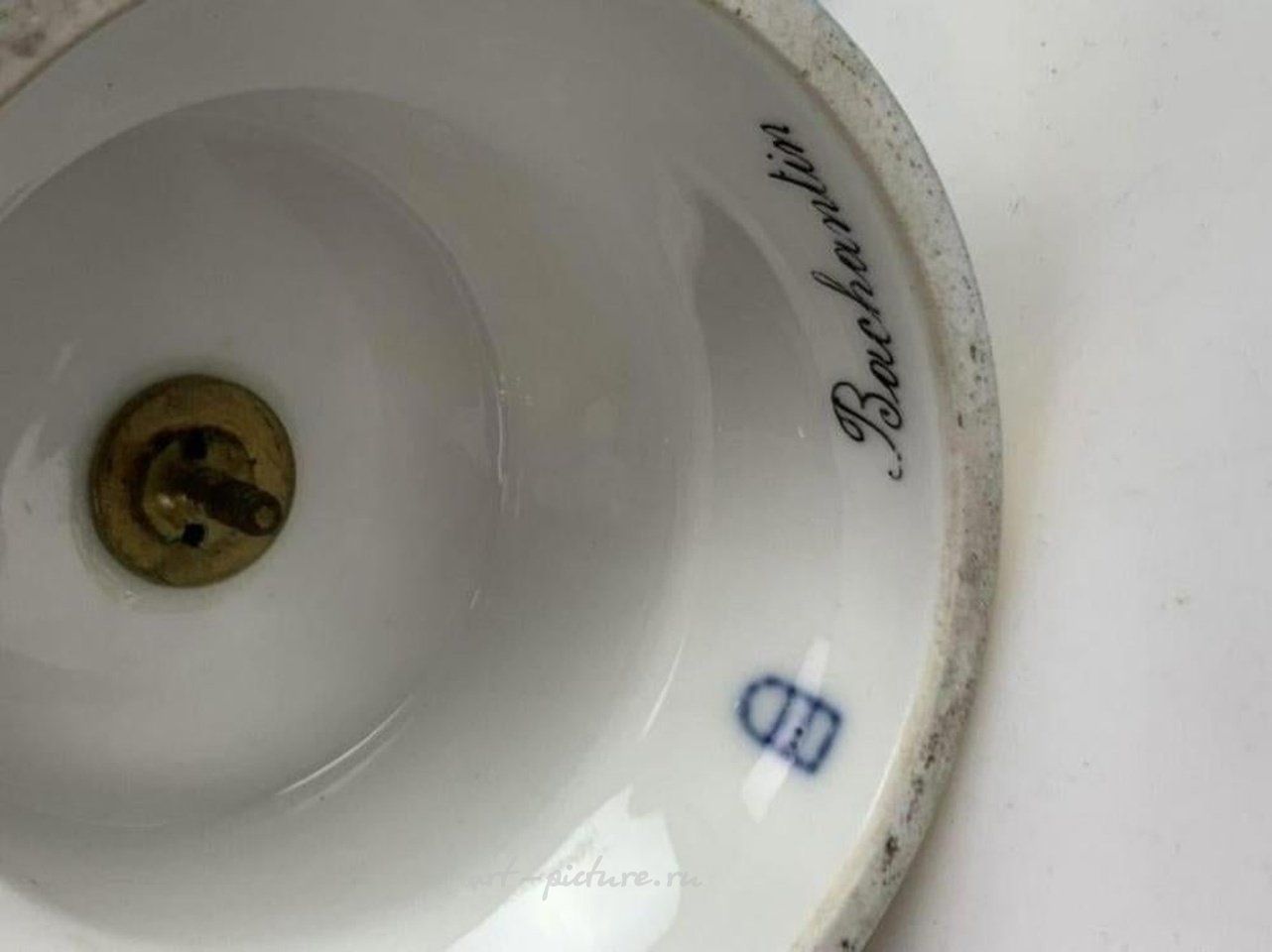 Royal Vienna , Фарфоровая ваза "Королевский Вена" 19 века, высотой 10,75 дюймов, оценивается в 400-500 долларов.