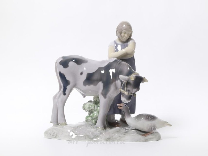 Девушка с коровой и гусем. Дания, г. Копенгаген, Bing & Grondahl