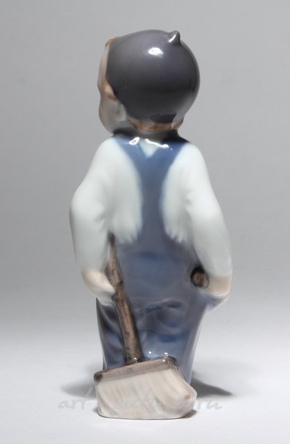 Малыш с щеткой. Дания, г. Копенгаген, Royal Copenhagen