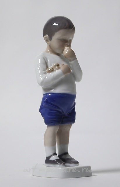 Петр. Мальчик с фруктами в руках. Дания, г. Копенгаген, Bing & Grondahl