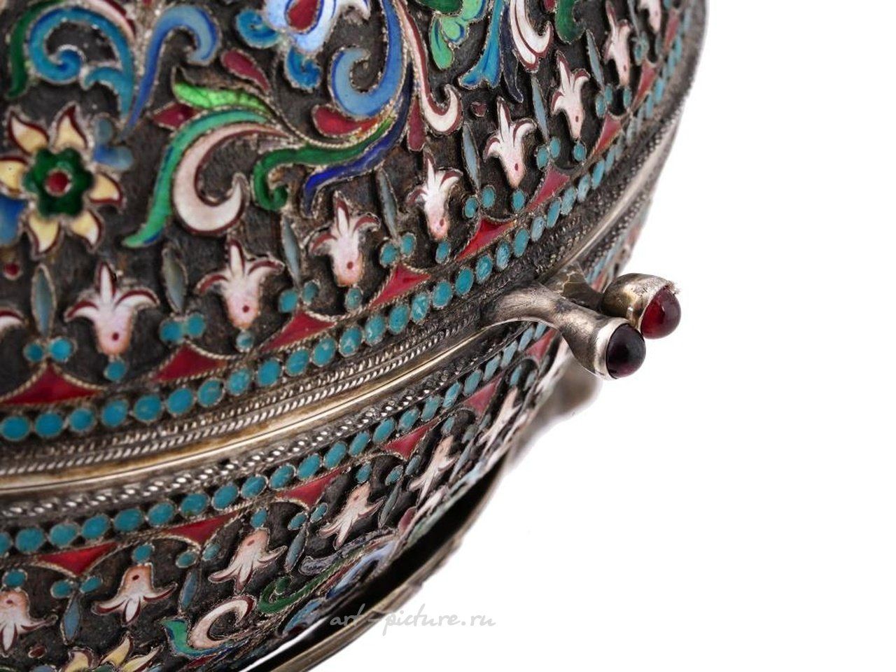 Русское серебро , Большая шкатулка в виде яйца из русского позолоченного серебра с откидной крышкой.