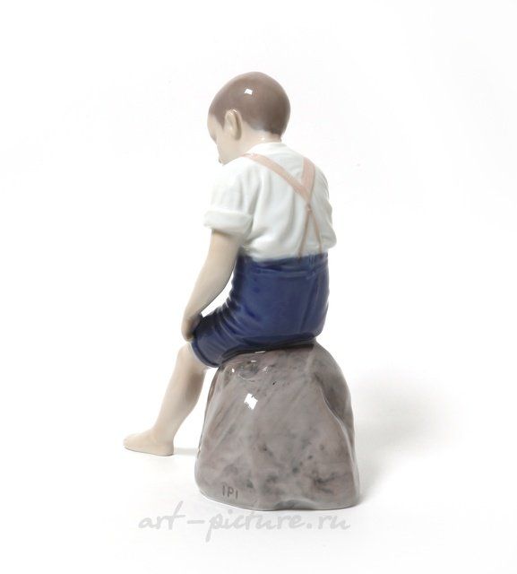 Мальчик, подкатывающий штанину. Дания, г. Копенгаген, Bing & Grondahl