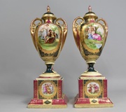 Королевские вазы Ройал Вена с классической декорацией на пьедесталах