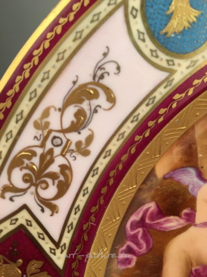 Royal Vienna , Фарфоровая тарелка Royal Vienna с изображением женщины и ребенка в саду