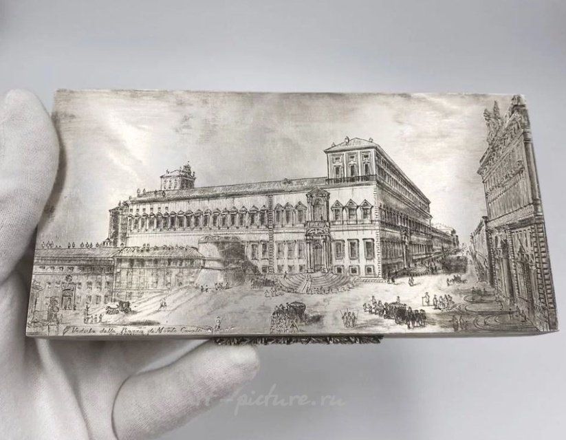 The translation of "Шкaтулка Вuсcеllati" from Russian to English is "Bucellati box."