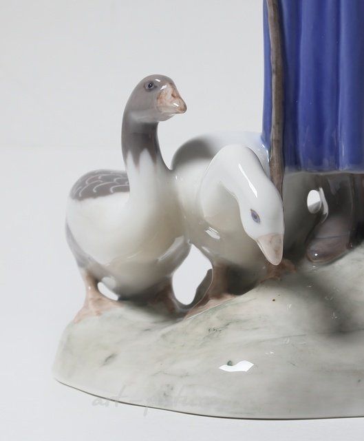 Девушка с гусями. Дания, г. Копенгаген, Bing & Grondahl