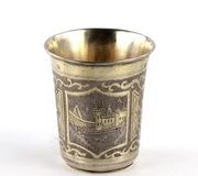 Серебряная русская водочная чашка с видами города.