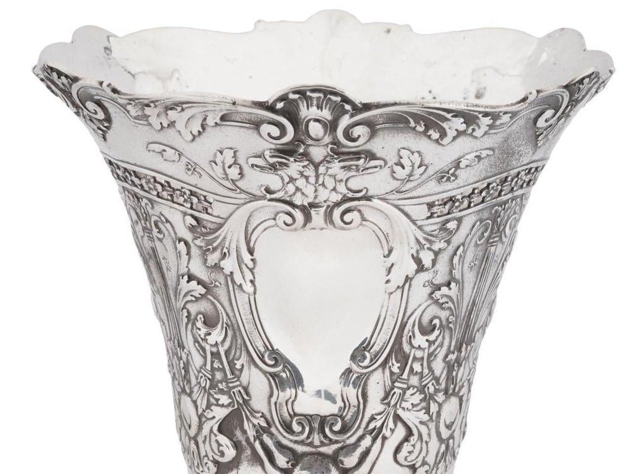 Русское серебро , Русская серебряная ваза в форме трубы с рельефным узором