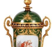 Фарфоровый кубок в стиле Королевской Венны с изысканными медными креплениями