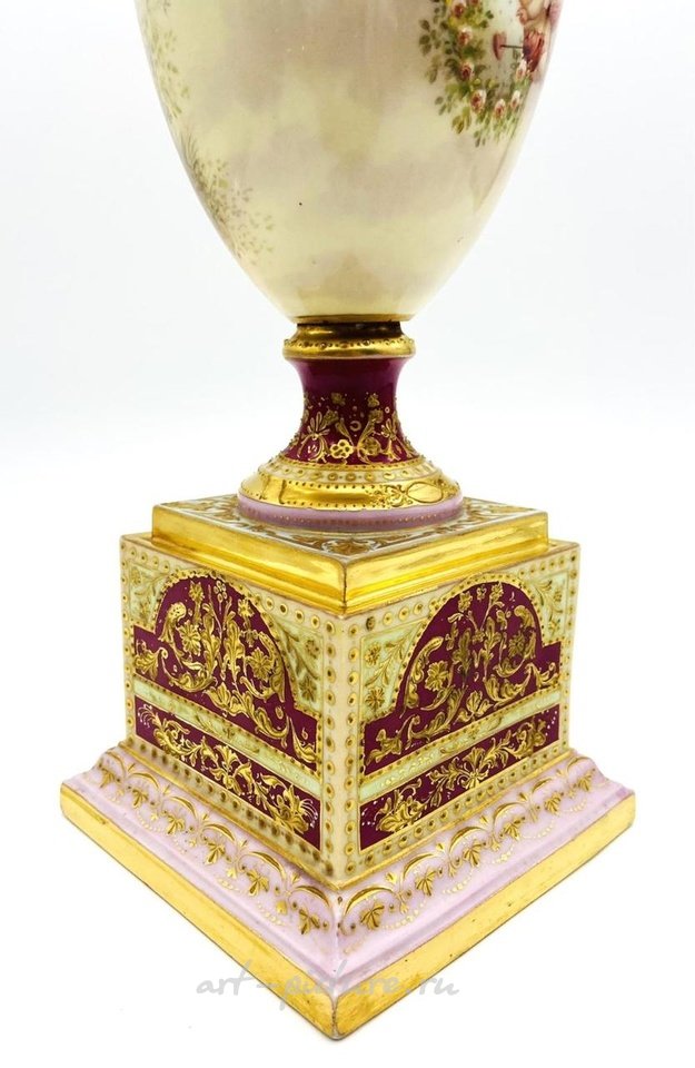 Royal Vienna , Ваза из фарфора 19 века с ручной росписью и золотыми узорами из Royal Vienna