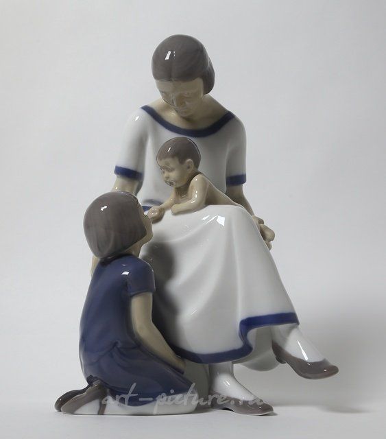 Мама с двумя детьми.Дания, г. Копенгаген, Bing & Grondahl