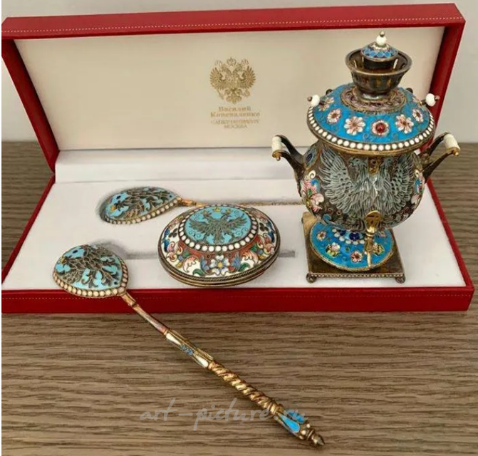 The translation of "Серебряные ложки" into English is "Silver spoons."