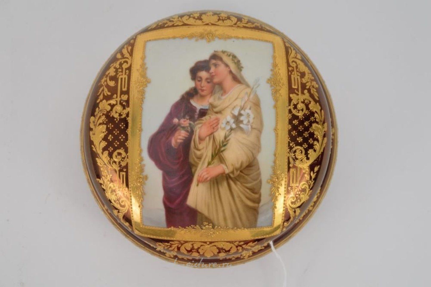 Royal Vienna , Королевская вена: фарфоровая шкатулка с изображением двух девственниц