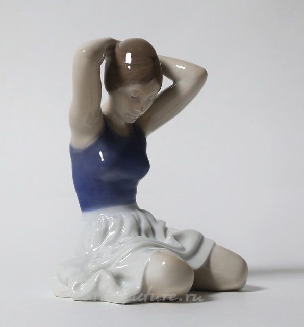 Девочка, поправляющая волосы. Дания, г. Копенгаген, Royal Copenhagen