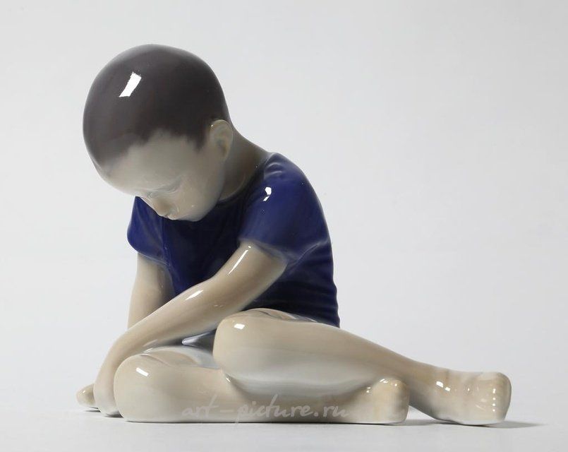 Мальчик, сидящий с опущенной головой