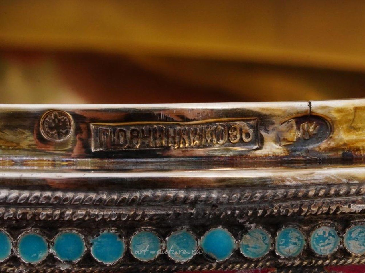 Русское серебро , Большая шкатулка в виде яйца из русского позолоченного серебра с откидной крышкой.