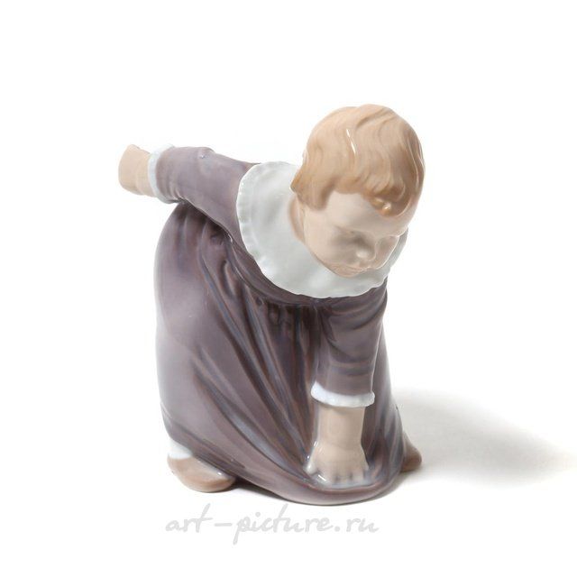 Девочка, поправляющая подол. Дания, г. Копенгаген, Bing & Grondahl