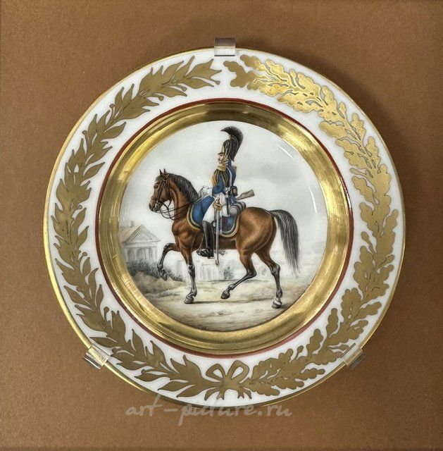 ФАРФОРОВАЯ ТАРЕЛКА С РУЧНОЙ РОСПИСЬЮ “ОБЕР-ОФИЦЕР ЛЕЙБ-ГВАРДЕЙСКОГО ГУСАРСКОГО ПОЛКА”