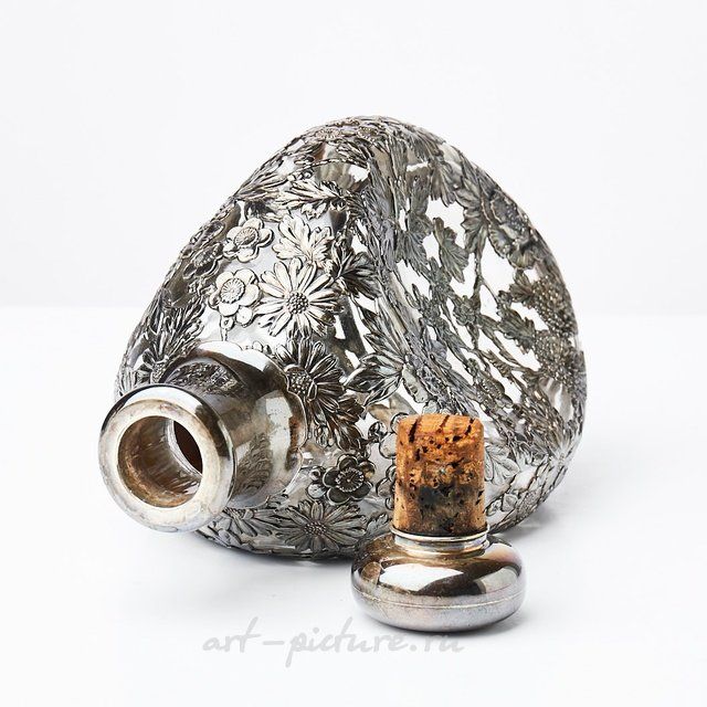 Графин. Стекло, серебро 950 пр. Китай. Максимальная высота 22,3 см, максимальный диаметр горла 3,5 см