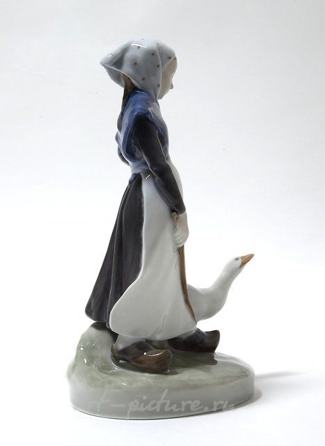 Девушка пасущая гуся​ Royal Copenhagen