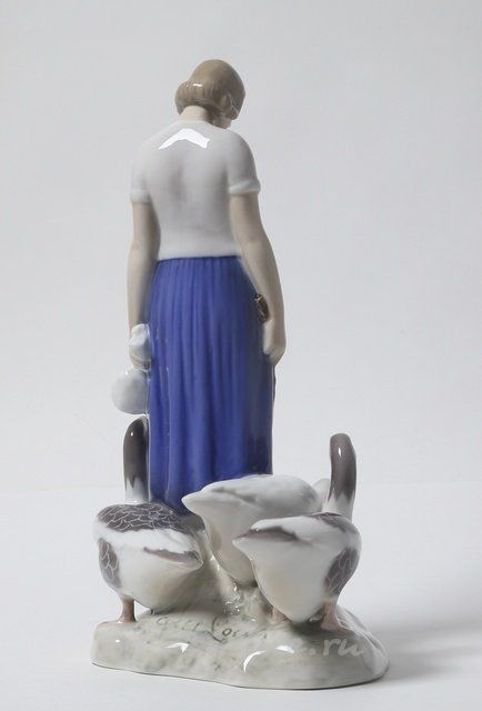 Девушка с гусями. Дания, г. Копенгаген, Bing & Grondahl