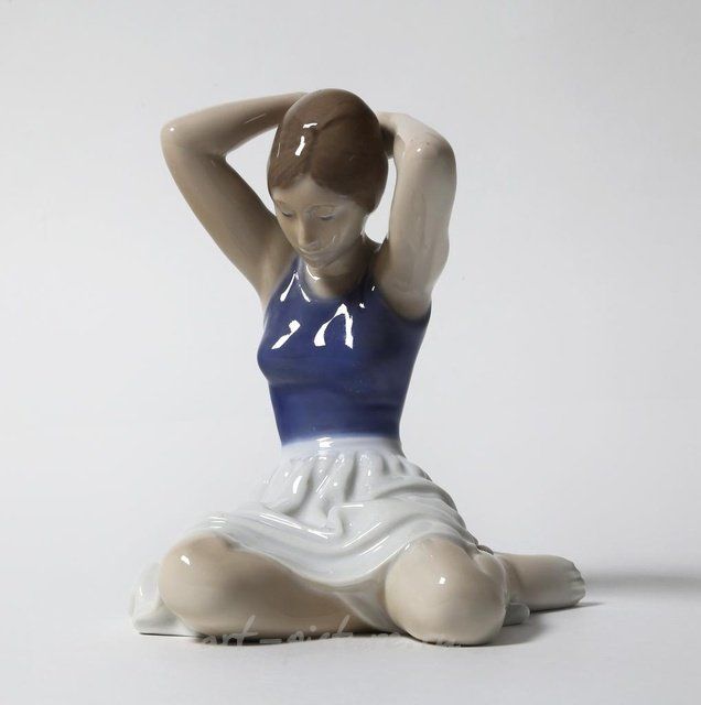 Девочка, поправляющая волосы. Дания, г. Копенгаген, Royal Copenhagen