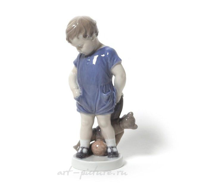 Мальчик с мишкой. Дания, г. Копенгаген, Royal Copenhagen