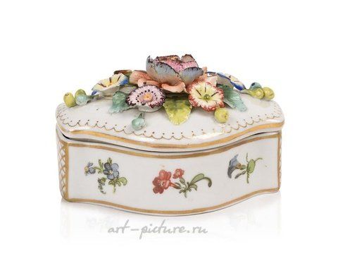 Royal Vienna, Фарфоровая чаша с драконом и медальоном в сине-белом стиле с небольшими сколами.