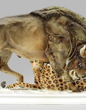 купить Статуэтка "Битва леопарда и бизона" из фарфора с полихромным рисованием