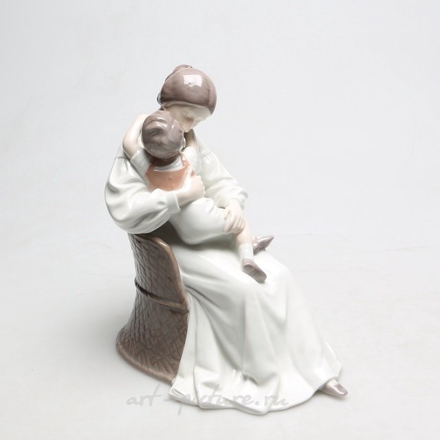 Мама с ребенком. Дания, г. Копенгаген, Bing & Grondahl