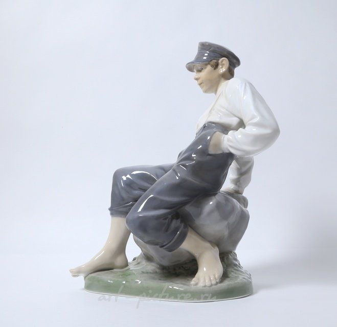 Паренек на камне. Дания, г. Копенгаген, Royal Copenhagen