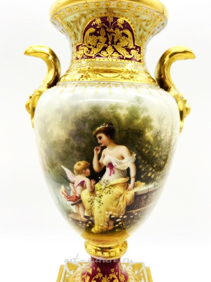 Royal Vienna , Ваза из фарфора 19 века с ручной росписью и золотыми узорами из Royal Vienna