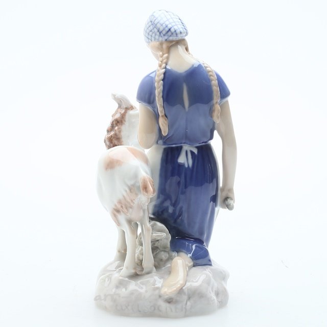 Девушка с козой. Дания, г. Копенгаген, Bing & Grondahl