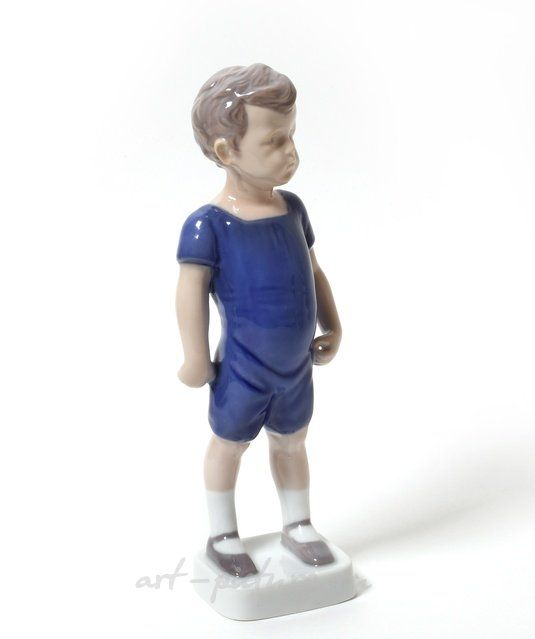 Кай. Стоящий мальчик в шортах. Дания, г. Копенгаген, Bing & Grondahl