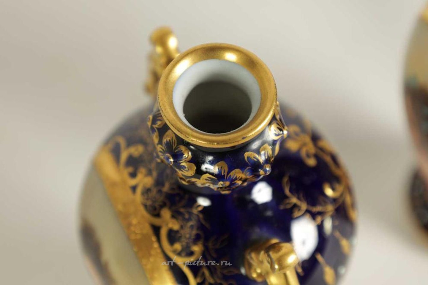 维也纳皇家瓷器 , 一对19世纪末维也纳风格镀金和皇家蓝色...