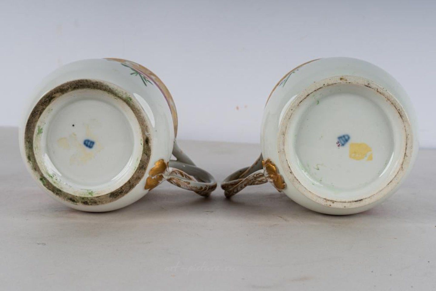 Royal Vienna , Фарфоровые чашки Вены с клеймом "пчелиный улей" и золотыми краями