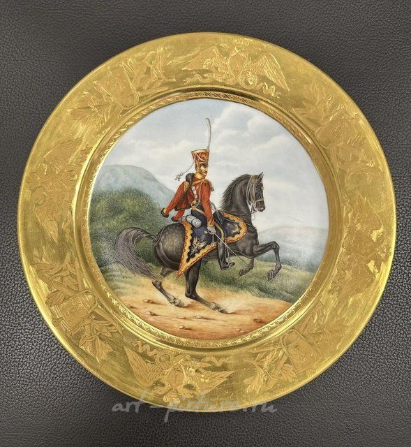 Фарфоровая тарелка с ручной росписью “Обер-офицер Лейб-Гвардейского Гусарского полка”