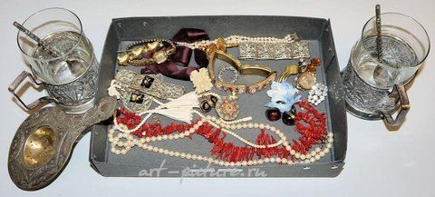 Русское серебро, Антикварные украшения и два чайных стакана с ложками