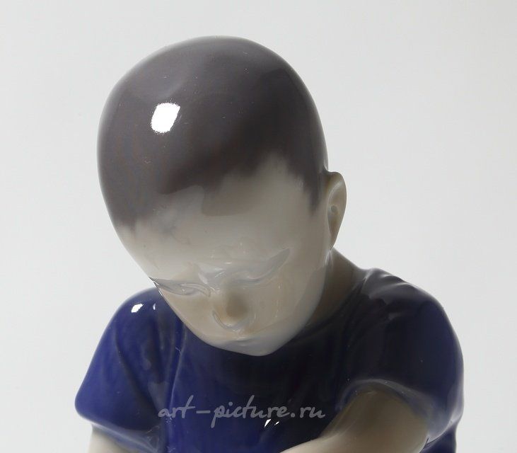 Мальчик, сидящий с опущенной головой