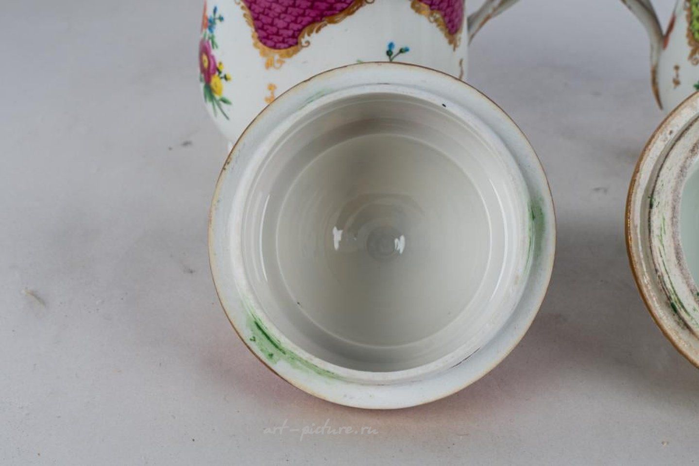 Royal Vienna , Фарфоровые чашки Вены с клеймом "пчелиный улей" и золотыми краями